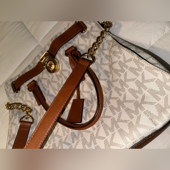 WHITE MICHAEL KORS LOGO BAG WITH GOLD HARDWARE. - Picture 8 of 8